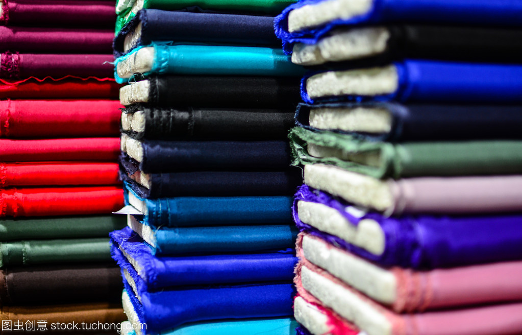 多彩紡織品背景下的織造藝術
